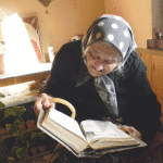La 100 de ani, Zoia Popa, de la Borlova, citeşte Biblia fără ochelari