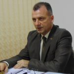 Adrian Cican arată cu degetul spre dr. Gheorghe Borcean