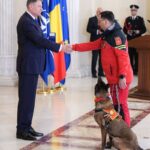 Cristian Brecica şi căţeluşa Vreni, decoraţi de preşedintele Iohannis