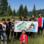 Rangerii Juniori îngrijesc natura în Munţii Ţarcu