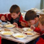 Masă sănătoasă în 32 de şcoli din Caraş-Severin